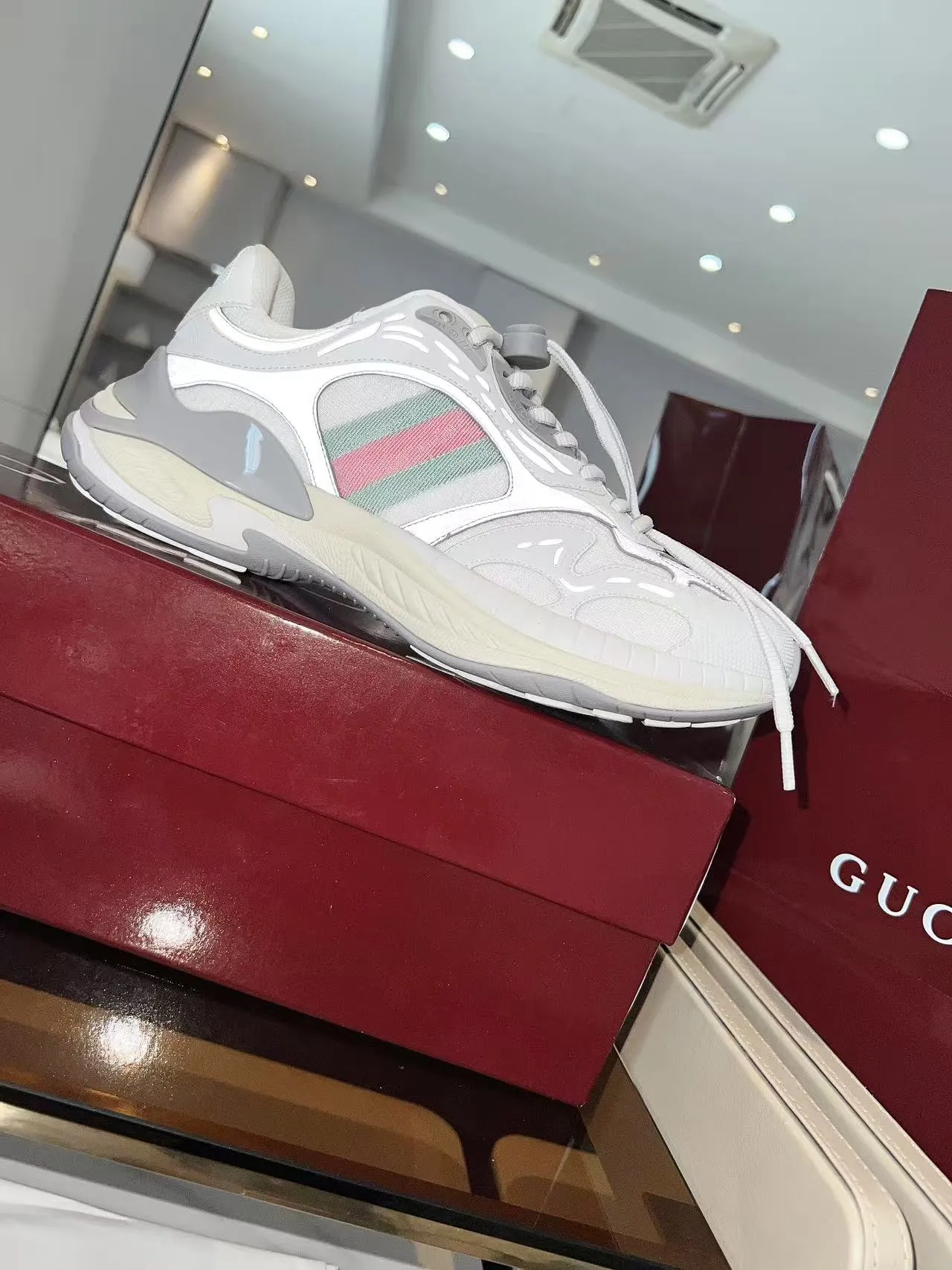 P900 Gucci 2.0 sneakers reinterpret the brand's iconic striped webbing elements. When retro genes collide with futuristic design, this new pair of Gucci shoes directly reaches the trend threshold 💥 ✔️Color combination of caron contrasting colors + classic stripes, GG reflective piping, good visual impact, and comes with a high-gloss filter when out on the street ✔️ The structure is made of multi-layer splicing of different materials, mesh is breathable, leather is shaped, and the outsole is combined with EVA rubber. It is fashionable and practical. ✔️ Details are made of double G midsole + iconic double G lock shoelaces. The retro DNA is crazy and restless, and every step is based on the trendy aesthetic. Size: 35-41 for women, 39-46 for men, (41.46 custom-made)